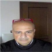 docente di storia impartisce lezioni di storia a studenti di medie, liceo, università